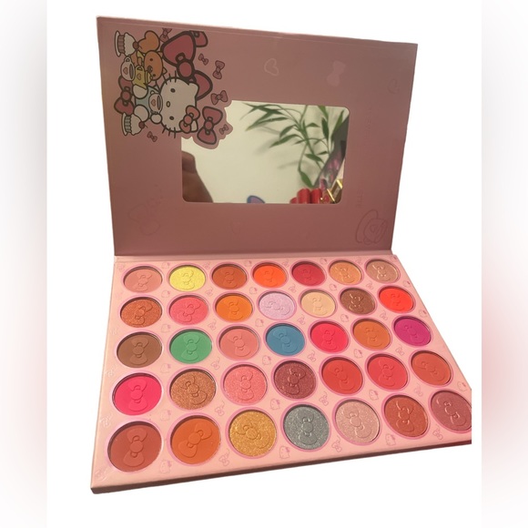 Hello Kitty Eyeshadow - Picture 2 of 2